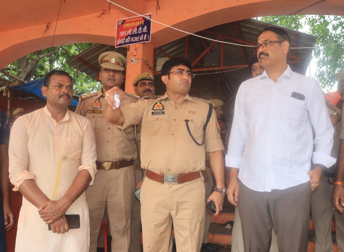 DistrictSant's tweet image. जिलाधिकारी एवं पुलिस अधीक्षक द्वारा सयुंक्त रुप श्रावण मास/कांवड़ यात्रा के दृष्टिगत तामेश्वरनाथ धाम पहुंचकर साफ-सफाई, वेरीकेटिंग एवं श्रद्धालुओं की सुविधाओं सहित अन्य संबंधित व्यवस्थाओं का निरीक्षण किया गया।