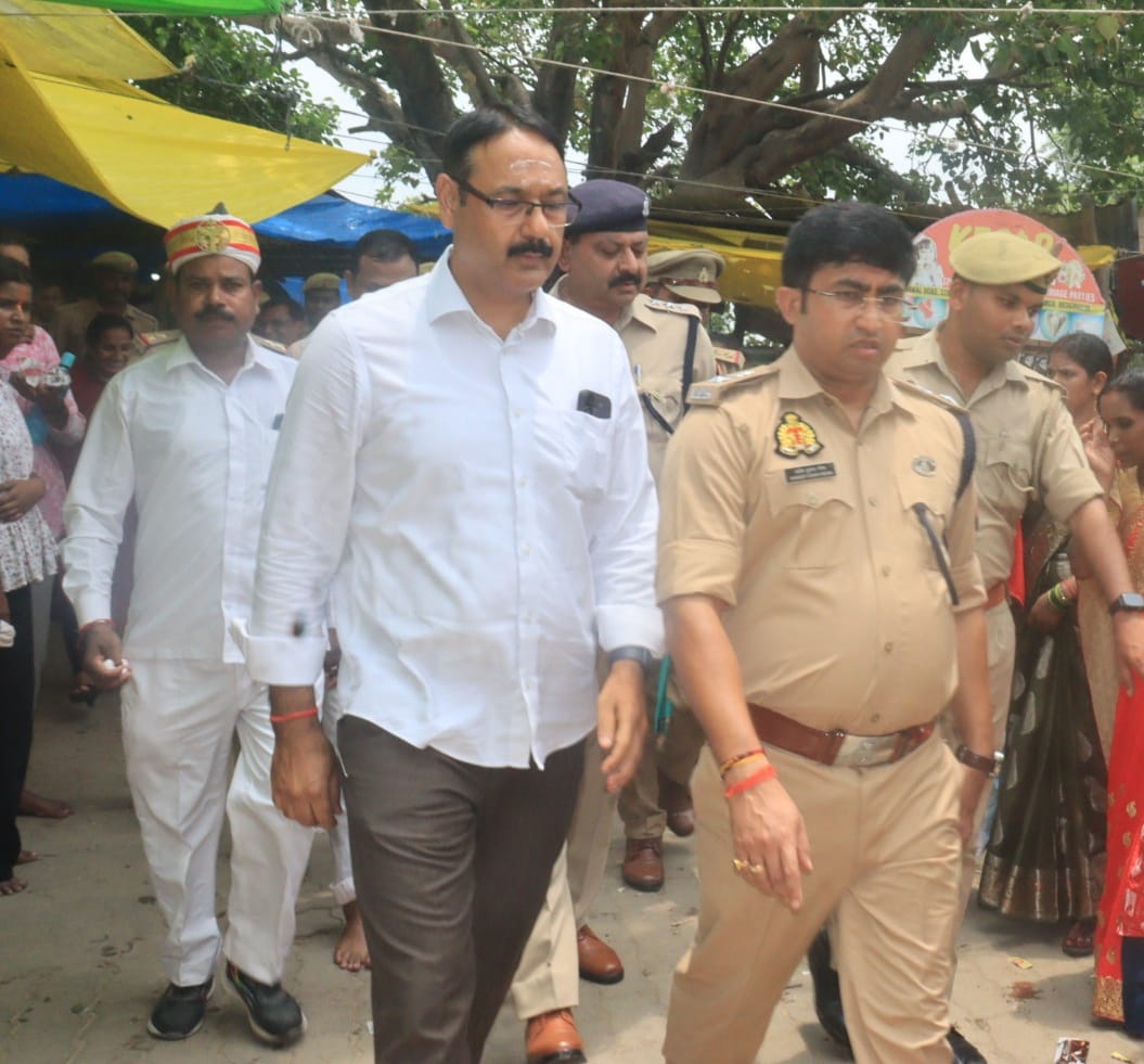 DistrictSant's tweet image. जिलाधिकारी एवं पुलिस अधीक्षक द्वारा सयुंक्त रुप श्रावण मास/कांवड़ यात्रा के दृष्टिगत तामेश्वरनाथ धाम पहुंचकर साफ-सफाई, वेरीकेटिंग एवं श्रद्धालुओं की सुविधाओं सहित अन्य संबंधित व्यवस्थाओं का निरीक्षण किया गया।