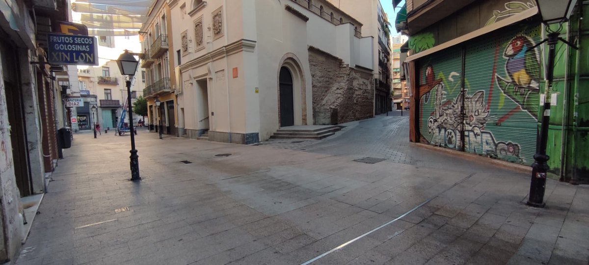 🧹Limpieza del barrio de San Antolín para ofrecer a los ciudadanos lo que se merecen: calles limpias y cuidadas.   

#Limpiezaviaria #murcia1200