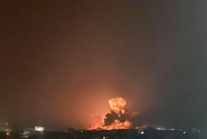 PalestineChron's tweet image. Israel launched new airstrikes on Yemen’s Hodeidah port while Ansarallah leader Sayyed Al-Houthi vowed continued support for Gaza and condemned Arab and Islamic silence over the genocide.
palestinechronicle.com/israeli-airstr…
