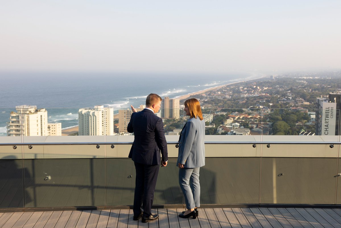 ukinsouthafrica's tweet image. 🇬🇧 Chancellor @RachelReevesMP wrapped up a successful visit for #G20Durban, showcasing the UK’s growth partnership with 🇿🇦 through new infrastructure investment.
In Johannesburg she shared our vision for growth with SA investors 📈
#UKwithSA