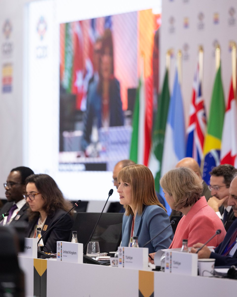 ukinsouthafrica's tweet image. 🇬🇧 Chancellor @RachelReevesMP wrapped up a successful visit for #G20Durban, showcasing the UK’s growth partnership with 🇿🇦 through new infrastructure investment.
In Johannesburg she shared our vision for growth with SA investors 📈
#UKwithSA