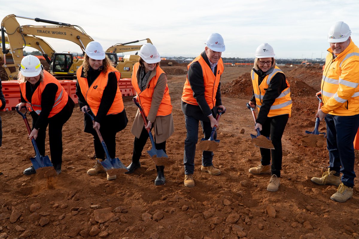 JacintaAllanMP's tweet image. We're getting on with building Melton Hospital.
We've started major works to deliver better care closer to home for families in the western suburbs - including Melton, Gisborne, Bacchus Marsh, Rockbank and Caroline Springs.
The brand-new Melton Hospital will create thousands of…
