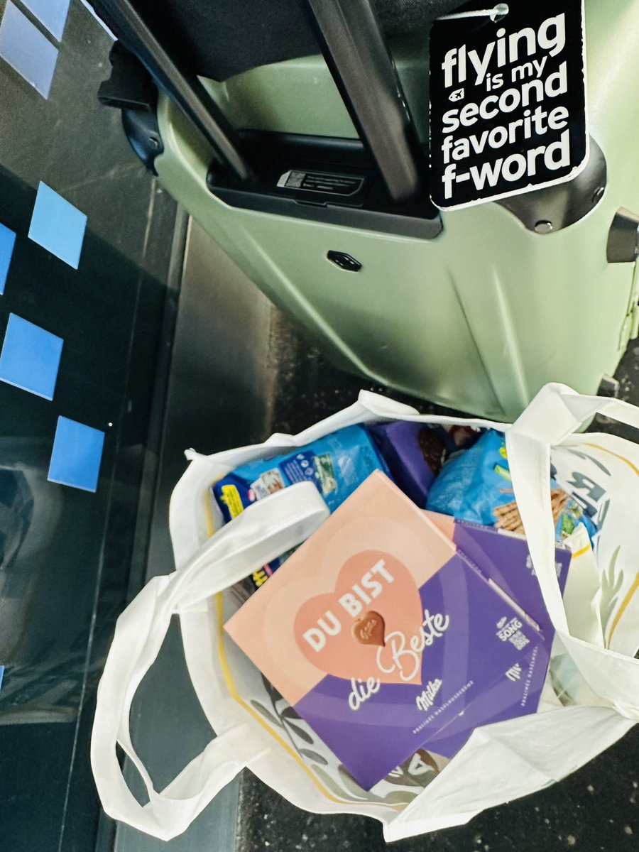thenewarea51's tweet image. I’m on my way back westbound from Austria. It’s trains, planes, and automobiles. Of course I sat in seat 51 on the ÖBB train to the Vienna airport and brought the flight crew a ton of chocolates and treats. Servus everybody! 🇦🇹