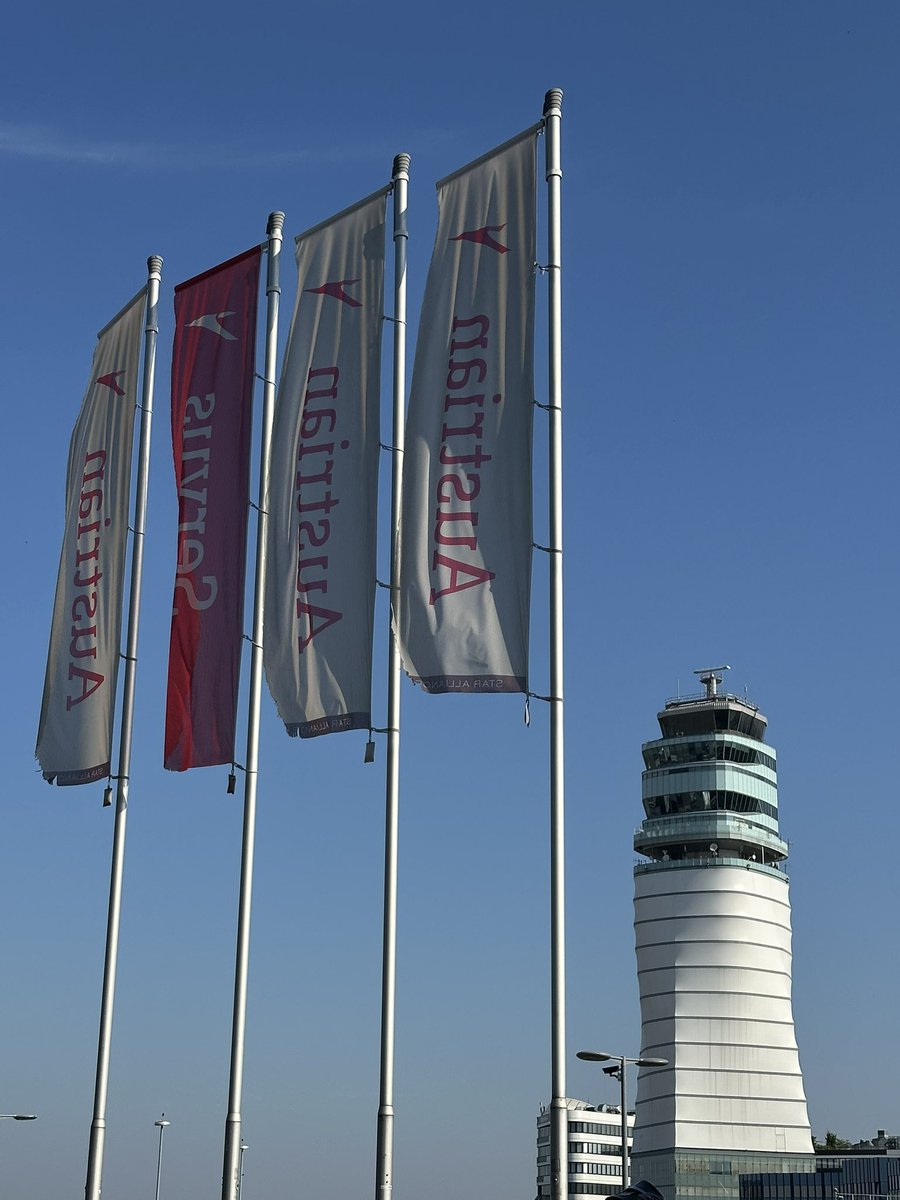thenewarea51's tweet image. I’m on my way back westbound from Austria. It’s trains, planes, and automobiles. Of course I sat in seat 51 on the ÖBB train to the Vienna airport and brought the flight crew a ton of chocolates and treats. Servus everybody! 🇦🇹