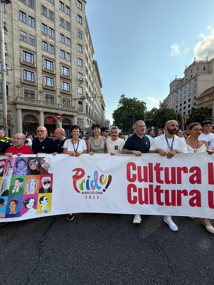 Dirección General Derechos LGTBI+ (@lgtbigob) on Twitter photo El director general para la Igualdad real y efectiva de las personas LGTBI+, <a href="/juliovalleiscar/">Julio del Valle</a>, ha acompañado a la ministra de Igualdad, en la marcha del <a href="/PrideBarcelona/">PRIDE Barcelona</a>.
#NiUnPasoAtrás #Orgullo2025 #SíSeguimosQueriendo El director general para la Igualdad real y efectiva de las personas LGTBI+, <a href="/juliovalleiscar/">Julio del Valle</a>, ha acompañado a la ministra de Igualdad, en la marcha del <a href="/PrideBarcelona/">PRIDE Barcelona</a>.
#NiUnPasoAtrás #Orgullo2025 #SíSeguimosQueriendo