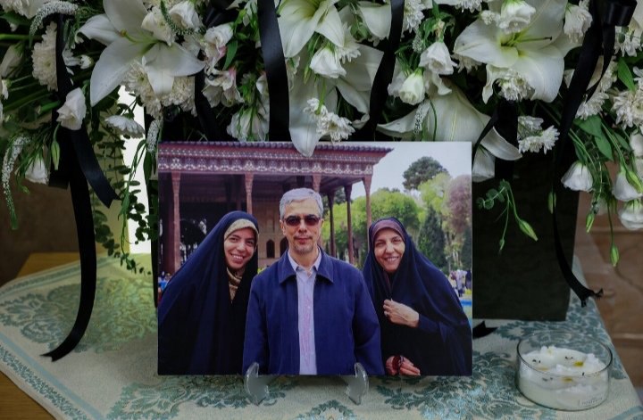 Leila_g799's tweet image. یک عکس از خانوادهای که عاقبتبخیر شد...❤️
نباید لحظه ای شه🍂دارا فراموش کنیم
یادشون کنید با ذکر صلوات