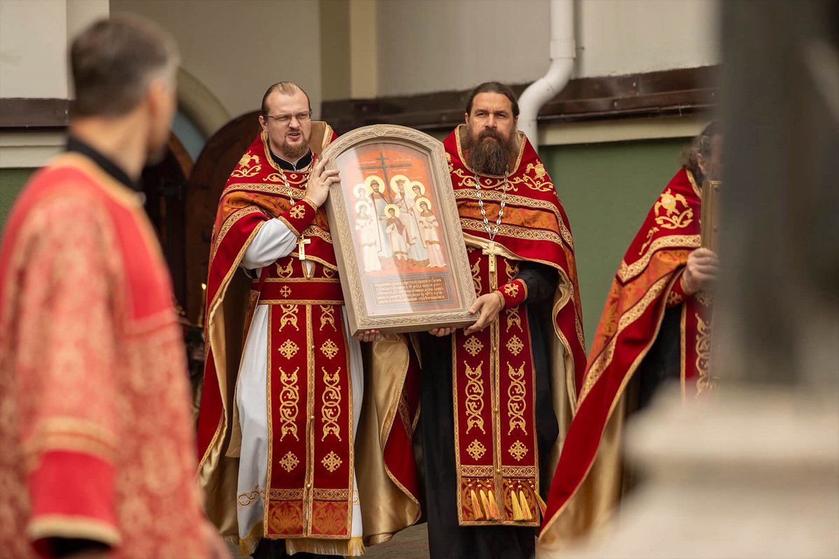 StElisabethConv's tweet image. COMMEMORATING THE HOLY ROYAL PASSION-BEARERS
On July 17, the Orthodox Church honours the memory of the holy Royal Passion-Bearers: Tsar Nicholas II, Tsaritsa Alexandra, and their five children—Tsarevich Alexis and the Grand Duchesses Olga, Tatiana, Maria, and Anastasia.