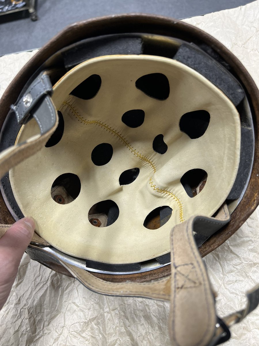エスアンドグラフ東京店
こんなのも入荷してます。

東欧製の精巧リプロ品
ww2ドイツ軍降下猟兵用ヘルメット
税込価格58,000円