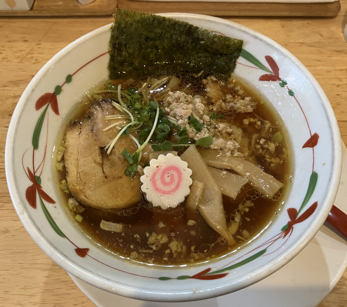KenNobuy's tweet image. らーめん天神下 大喜
東京都台東区台東2丁目4−4
醤油らーめん 濃いめ、太麺（900円）
数年ぶりに大喜さんにきました。14時前にほとんど並ばず入れました。スープがうまくなってる気がします。麺も幅広のピロピロ麺でおいしい。メンマがおいしい。ごちそうさまでした。