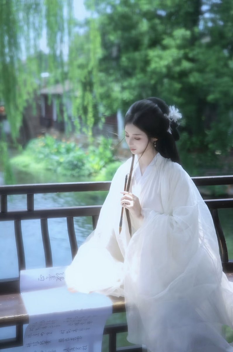 yngjishn722101's tweet image. 南浔
#清冷风 #古风 #清冷感古装 #古风才是氛围感天花板吧 #破碎感汉服 #我有一段情入画后归梦故里 #清冷风汉服 #魏晋风 #我本无意入江南 #南浔