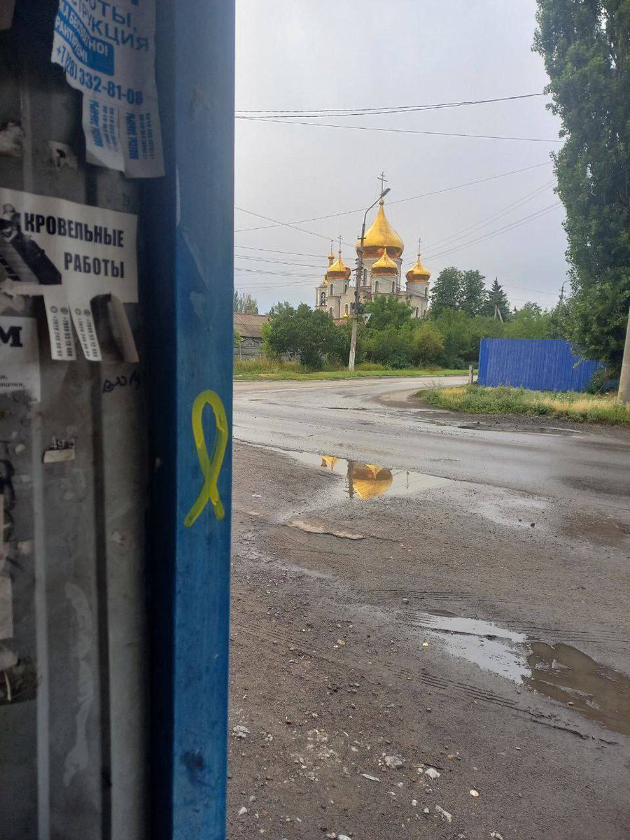 yellowribbonUA's tweet image. Спротив на Донбасі триває!
Сьогодні публікуємо світлини зі Жданівки, Донецька, Луганська та Перевальська.
Активісти руху "Жовта Стрічка" розвішали містами партію жовтих стрічок — незмінних символів спротиву російській окупації. Крім цього, жовті стрічки було поширено і у…