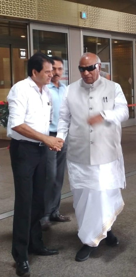 अखिल भारतीय कांग्रेस कमेटी के अध्यक्ष श्री मल्लिकार्जुन खरगे जी को जन्मदिवस की हार्दिक बधाई एवं शुभकामनाएं।
मैं आपके उत्तम स्वास्थ्य एवं दीर्घायु जीवन की कामना करता हूँ।
<a href="/INCMumbai/">Mumbai Congress</a> <a href="/INCIndia/">Congress</a> <a href="/kharge/">Mallikarjun Kharge</a>