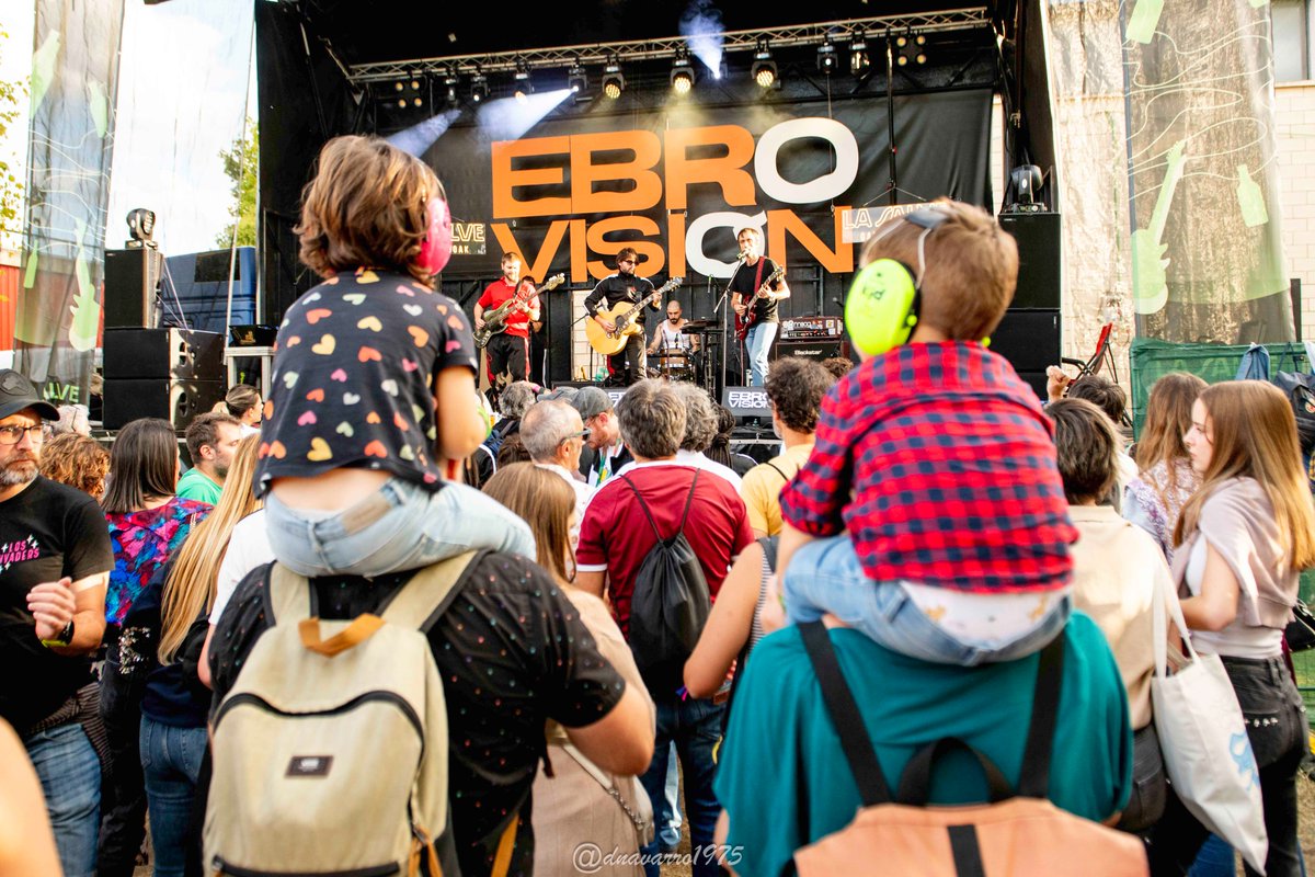 🕺 En #Ebrovisión25… ¡los menores de 14 entran gratis!

Sí, sí, gratis. Porque aquí se viene a disfrutar en familia, y la música se vive mejor cuando es para todos ¡#Ebrovisión25 es un festival para todas las edades! 🫂👧👦
¿Te vienes con la tropa?

#MuyDelEbro #Ebropeque