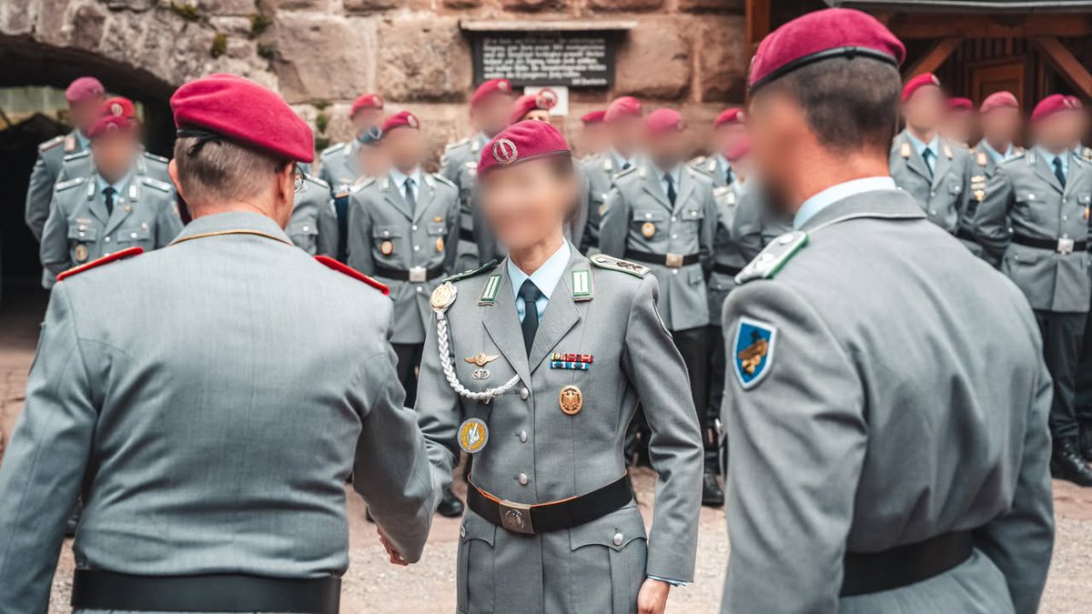 KdoMagazin's tweet image. #KSK: Zum ersten Mal hat der Kommandeur Kommandokräfte des #Kommando Spezialkräfte der #Bundeswehr kürzlich das neue Sonderabzeichen "Aufklärungssoldat Spezialkräfte Heer“ an Soldatinnen und Soldaten des KSK verliehen. facebook.com/bundeswehr.bad…