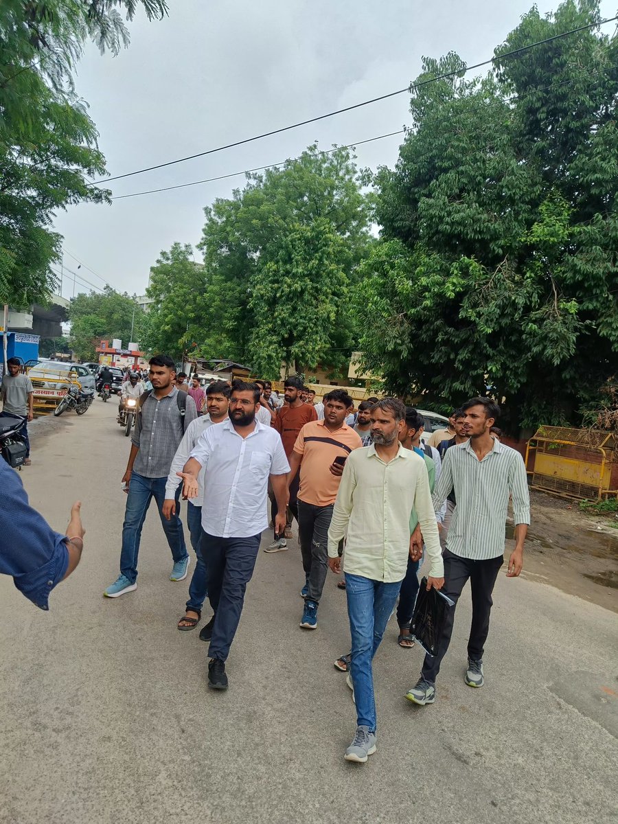 विशेष शिक्षक भर्ती के लिए आज सचिवालय में मुख्य सचिव और शिक्षा सचिव को ज्ञापन दिया।भाई हनुमान किसान से मिलकर आगे की रणनीति पर चर्चा की,भाई ने हमें पूरा सपोर्ट देने का वादा किया है,आगे की लड़ाई हनुमान किसान भाई के नेतृत्व में लड़ी जाएगी।
#विशेष_शिक्षक_भर्ती #विशेष_शिक्षा_भर्ती_करो