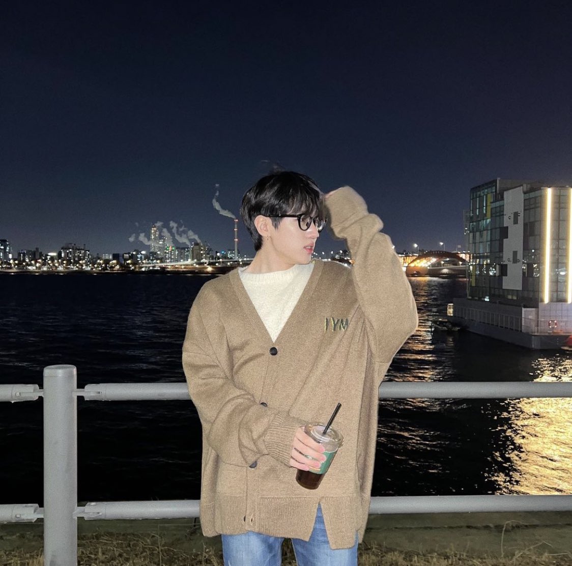 Man In Love 멜로디가 갑자기 떠올라서 주섬주섬 뒤적뒤적

남자가 사랑할 때엔 꼭 항상
곁에 머물면서 늘 해주고 싶은게 참 많아