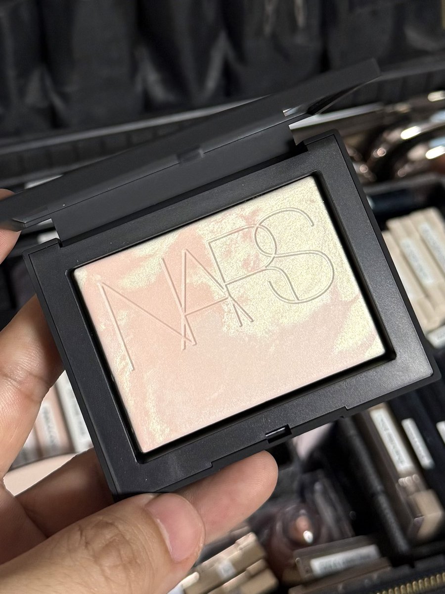 NARSからいただいた8月8日(金)に発売される限定リフ粉。
今年のマーブルリフ粉はパステルピンク