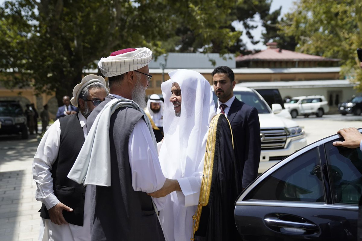 محترم مولوی عبدالسلام حنفی معاون اداری ریاست الوزراء امارت اسلامی افغانستان ظهر امروز محترم شیخ دوکتور محمد بن عبدالکریم العیسی رئیس سازمان همبستگی جهان اسلام(رابطه العالم الاسلامی) را که در یک سفر رسمی به کابل آمده است، در ارگ مورد استقبال قرار داد.

قرار است محترم الحاج ملا