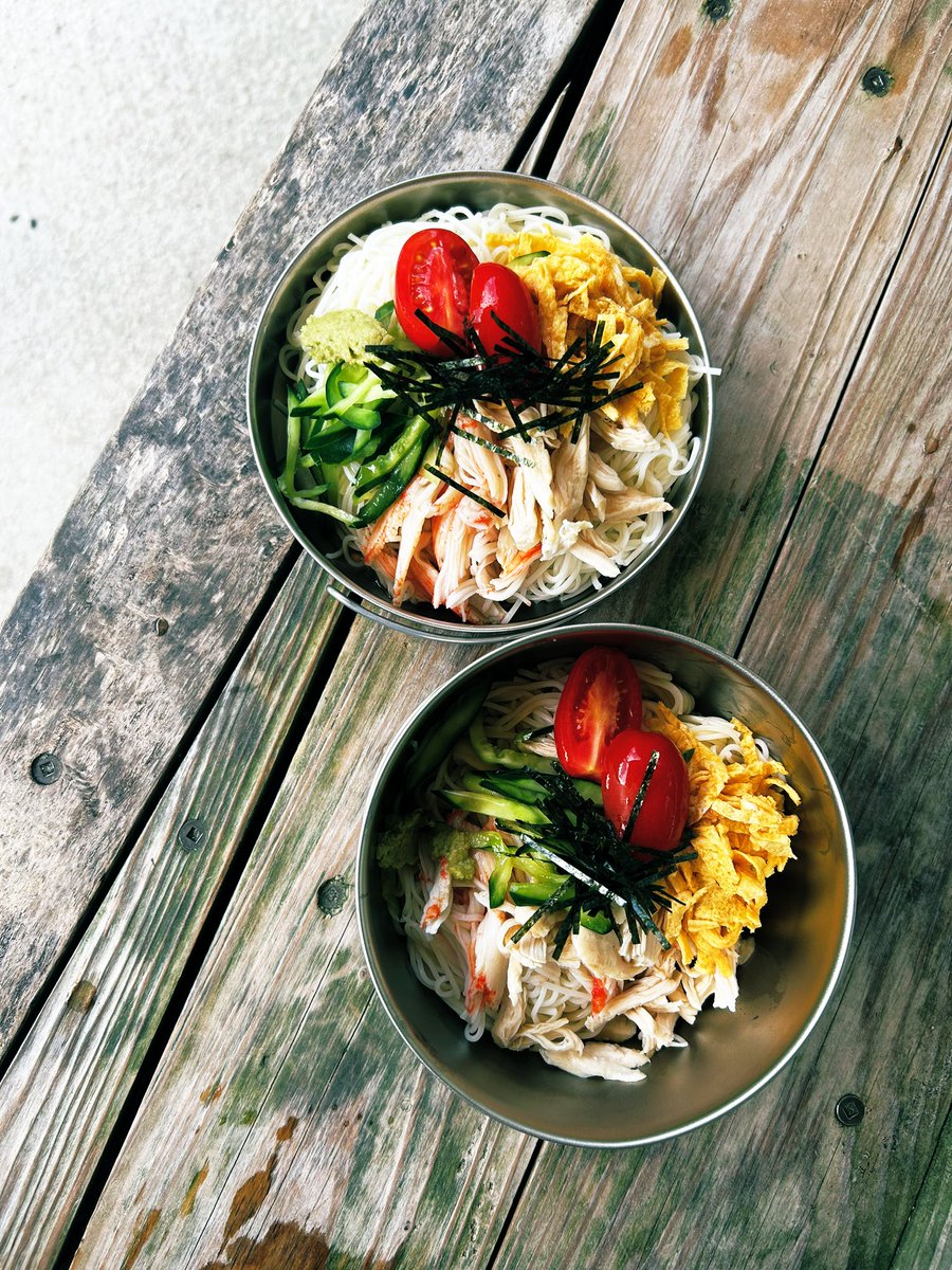 今日は久しぶりに六甲山最高峰へ
一緒に行った料理上手な友達が、朝早くから素麺茹でて、氷で締めて、オリーブ油絡めて持ってきてくれた
山の上で食べた素麺最高でした
六甲も最高👍

それにしても、最高峰も暑かった🥵
下界よりちょいマシだったけど