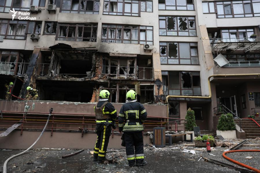BohuslavskaKate's tweet image. Apartment building in Kyiv after last night's Russian attack.