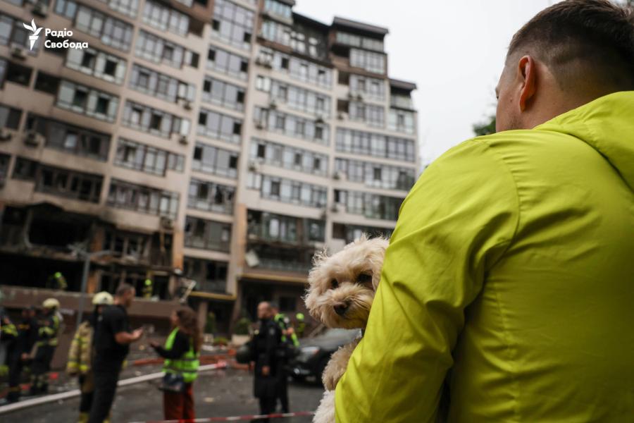 BohuslavskaKate's tweet image. Apartment building in Kyiv after last night's Russian attack.