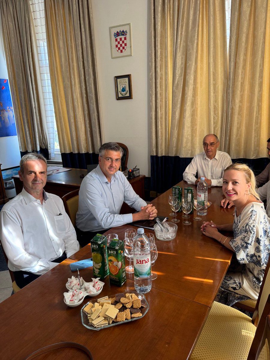 AndrejPlenkovic's tweet image. Sastao sam se s novim gradonačelnikom Staroga Grada Vinkom Vranjicanom i novom načelnicom Jelse Marijom Marjan. Razgovarali smo o ključnim razvojnim projektima za kvalitetniji život naših sugrađana na Hvaru. U protekla tri mandata @VladaRH je poseban naglasak stavila na 🇭🇷 otoke,…
