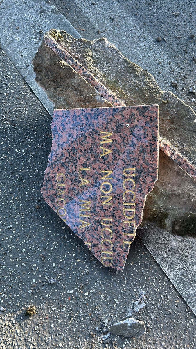 Antonio_Tajani's tweet image. #Roma Esprimo sdegno per quanto accaduto quest’oggi al monumento in ricordo di Giacomo Matteotti. Danneggiare la lapide di un italiano caduto per la libertà di tutti noi è un atto grave. Un attacco alla sua memoria che abbiamo l’obbligo di condannare.
