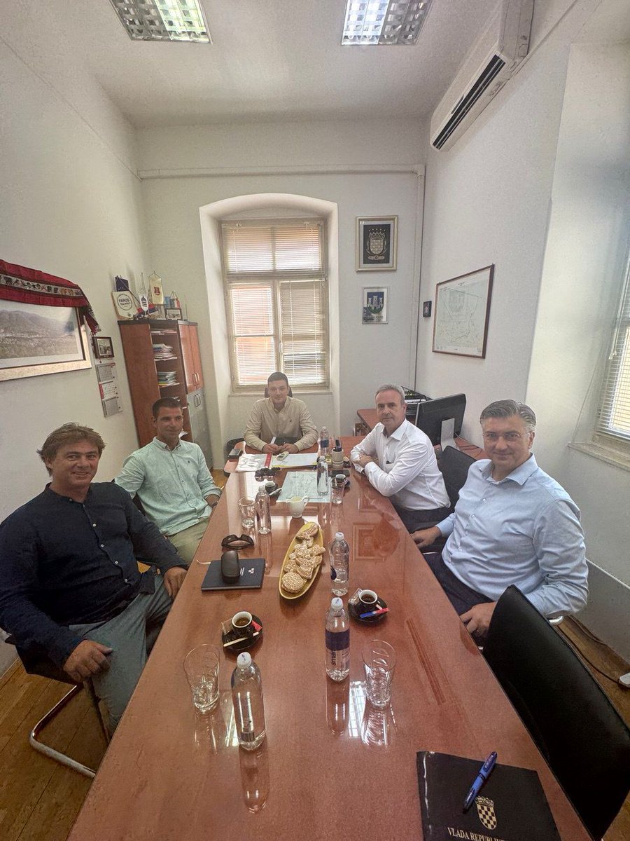 AndrejPlenkovic's tweet image. Sastao sam se s novim gradonačelnikom Staroga Grada Vinkom Vranjicanom i novom načelnicom Jelse Marijom Marjan. Razgovarali smo o ključnim razvojnim projektima za kvalitetniji život naših sugrađana na Hvaru. U protekla tri mandata @VladaRH je poseban naglasak stavila na 🇭🇷 otoke,…