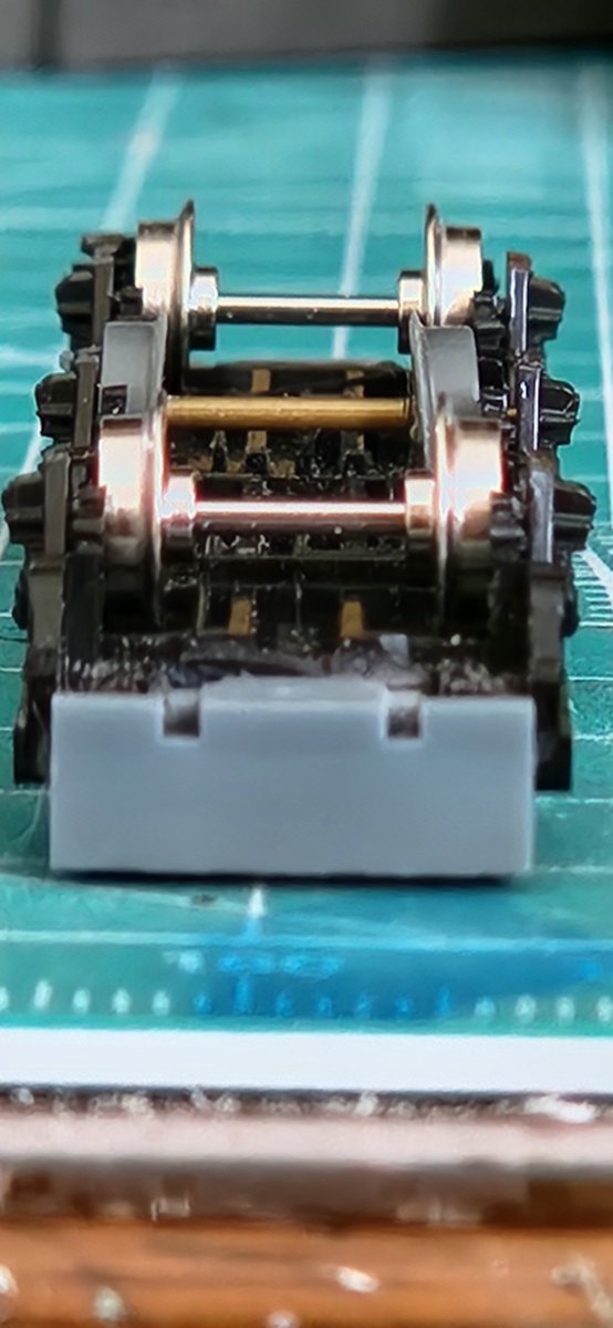 takahiro8923's tweet image. 少しでも積みを減らすべく、イエロートレインのワサ1を作りました～🎊
模型の3軸貨車はカーブで脱線しやすいので、中間軸だけは鉄コレのプラ車輪と真鍮線&amp;amp;パイプで作ったものに置換えて、左右に遊びを持たせ曲線通過半径が小さくなるようにしてみました😁 (なお通過できるか不明)