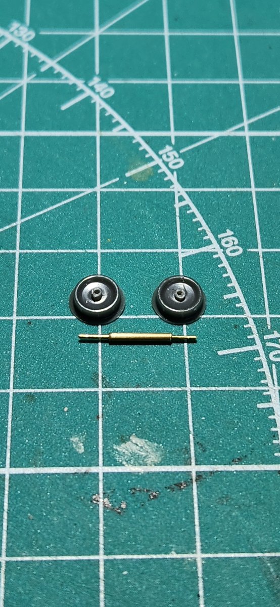 takahiro8923's tweet image. 少しでも積みを減らすべく、イエロートレインのワサ1を作りました～🎊
模型の3軸貨車はカーブで脱線しやすいので、中間軸だけは鉄コレのプラ車輪と真鍮線&amp;amp;パイプで作ったものに置換えて、左右に遊びを持たせ曲線通過半径が小さくなるようにしてみました😁 (なお通過できるか不明)