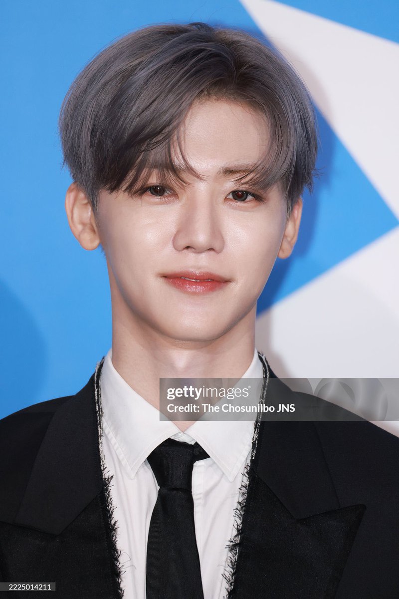 najaeispua's tweet image. ยอมมม กล้องสด getty ทำอะไรฮีไม่ได้เลยสักกะนิดเป็นกล้องสำนักที่ถ่ายทีทะลุผิว ส่วนนี่หล่อทะลุเลนส์กล้องแล้วด้วยซ้ำ หล่อสุขุมมีภูมิฐาน หล่อมากอ่ะ🧎‍♀️‍➡️