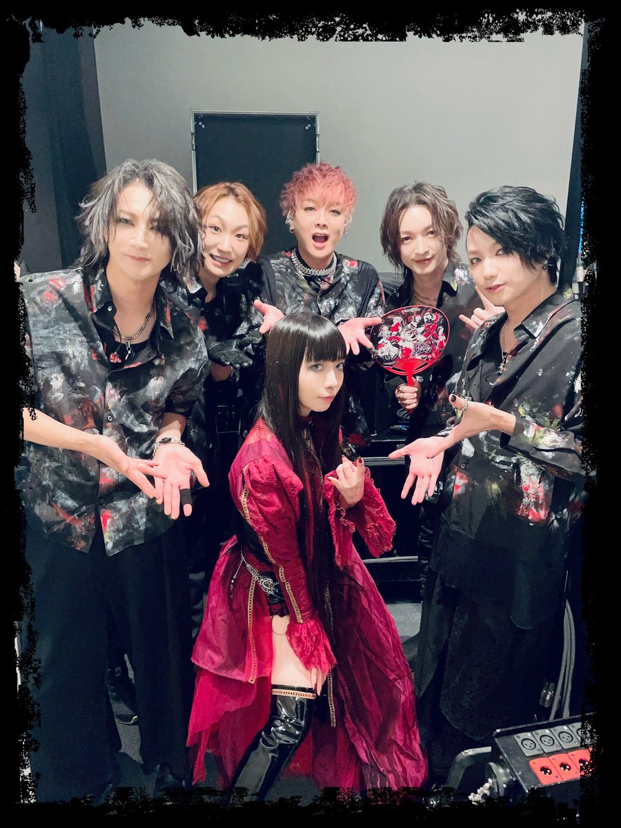 yui_fairithm's tweet image. 同じ楽屋であった【EVIL OGRE DESTRUCTION】こと#EODes (イオディス)のメンバー達と

なんと言うか選ばれし者たちの風格であったな
皆気さくで人懐っこい笑顔で、楽屋でとても楽しそうにしていたのが印象的であった

これからの活躍が楽しみである🤘🏻🔥

#SANYO
#鬼祭り
#神田明神ホール
#大工の源さん…