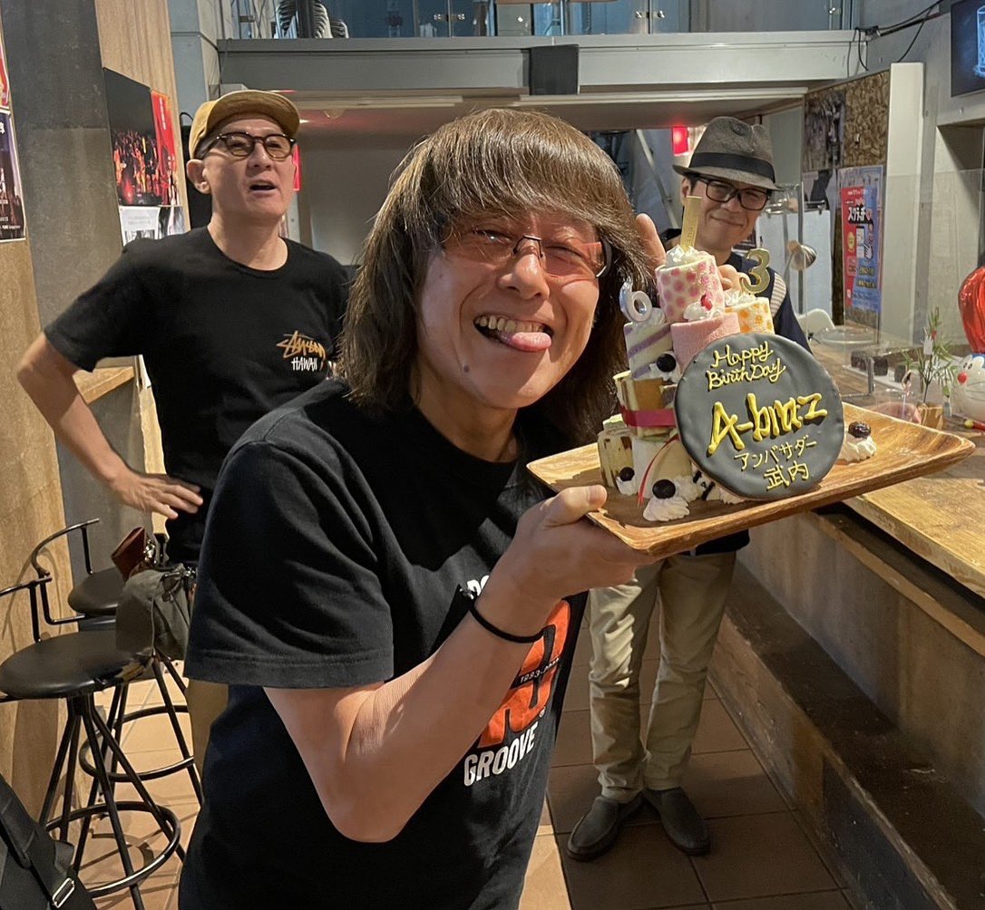 ATTICMARU's tweet image. 本日7/21はアンバサダー武内こと武内享氏のお誕生日です!享さんおめでとうございます!
ハプニングも有りつつの愉快な誕生祝い『アブラーズ ミニサミ配信!7月』は7/26まで観れます!皆様是非ご覧下さい
eplus.jp/abraz-s/
#アブラーズ
#ミニサミ
#武内享
#大土井裕二
#藤井尚之
#チェッカーズ