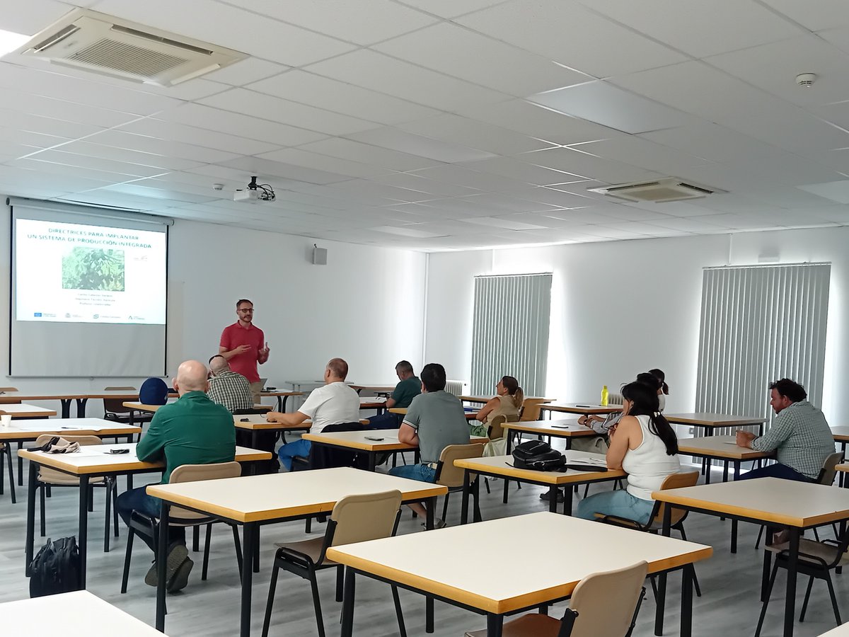 IfapaJunta's tweet image. El #IFAPA imparte en #Málaga un nuevo curso de Producción Integrada en #Aguacate, una formación dirigida a técnicos del sector para cualificarlos según la normativa🥑
Ya se han formado 55 técnicos desde la publicación del Reglamento Especifico en estos cursos del IFAPA🌱