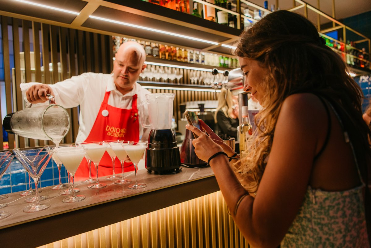 🤩En Lloret, la gastronomía también cuenta historias🍫. Te proponemos eventos que combinen sabor y cultura, explorando el legado de los indianos👒. 
¡Organiza un taller de coctelería 🍸, una cena temática o una ruta🚶🏽‍♂️‍➡️de sabores, con inspiración indiana!

#Lloretdemar #mylloret