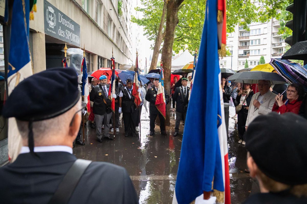 v_narbonnais's tweet photo. #ColombesSeSouvient |

Le 16 juillet 1942, 13 152 femmes, hommes et enfants juifs étaient arrêtés, par la police française, parqués au Vélodrome d’Hiver avant d’être déportés vers les camps de la mort. Un crime organisé par l’État français. Une tache indélébile dans notre histoire.

Comme chaque année, nous avons commémoré cette tragédie et rendons hommage aux victimes, ainsi qu’aux Justes parmi les Nations, ces femmes et hommes ordinaires qui ont fait preuve d’un courage extraordinaire en portant secours aux persécutés, parfois au péril de leur propre vie.

Transmettre cette mémoire est une responsabilité. Une exigence morale et citoyenne. Car le poison de l’antisémitisme n’a pas disparu : il resurgit dans nos quartiers, sur nos réseaux, dans nos discours. Il s’insinue à nouveau dans le débat public, parfois masqué, trop souvent assumé.

Face à cela, notre devoir est clair : ne jamais céder. Être intransigeants. Fermer toutes les brèches. Et éduquer.

À #Colombes, ville de résistances et d’hospitalité, nous continuerons à porter cette mémoire, à faire vivre les valeurs de #justice, de #solidarité, et de #fraternité.

✊🏽 Contre l’oubli, contre la haine. Pour l’humain !