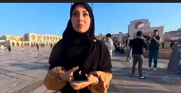 صراحة باش تشوه #المغاربة فقط باش تشهر وتطلع المشاهدات فقناة يوتوب يعد عملا دنيئا، السيدة لا يبدو أنها قاصر وعمرها 16 سنة ولا تلبس الحجاب أصلا..
كل ما قامت به رفقة الكوري الذي ربما زوجها أو لها معرفة سابقة به، مجرد تمثيل من اجل خلق البوز والشهرة.
ما هكذا تورد الإبل يا بنت بلادي..