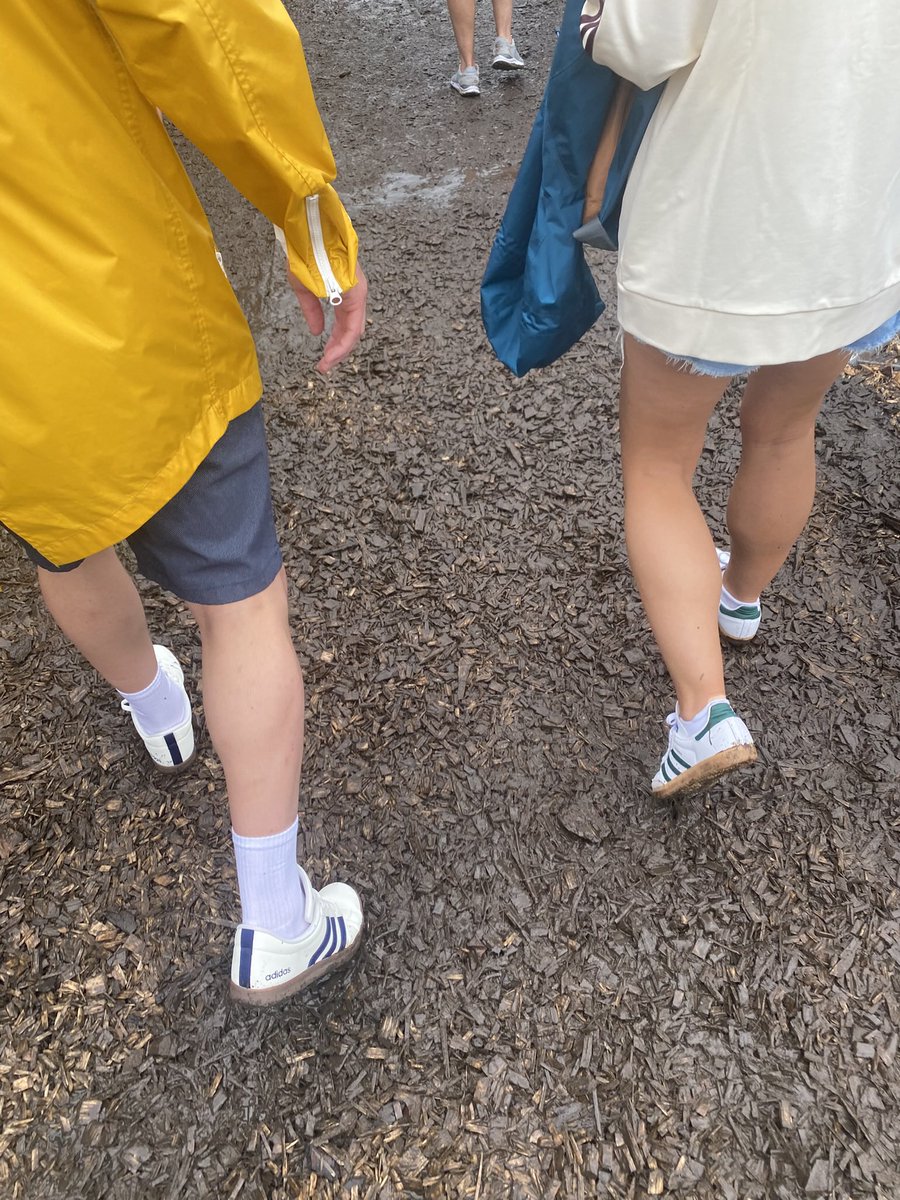 diannebourne's tweet image. Prayers for everyone’s trainers who attended @oasis Heaton Park last night - it ended up a bit of a mud bath at the end there didn’t it 🥴 (this was on the way in)