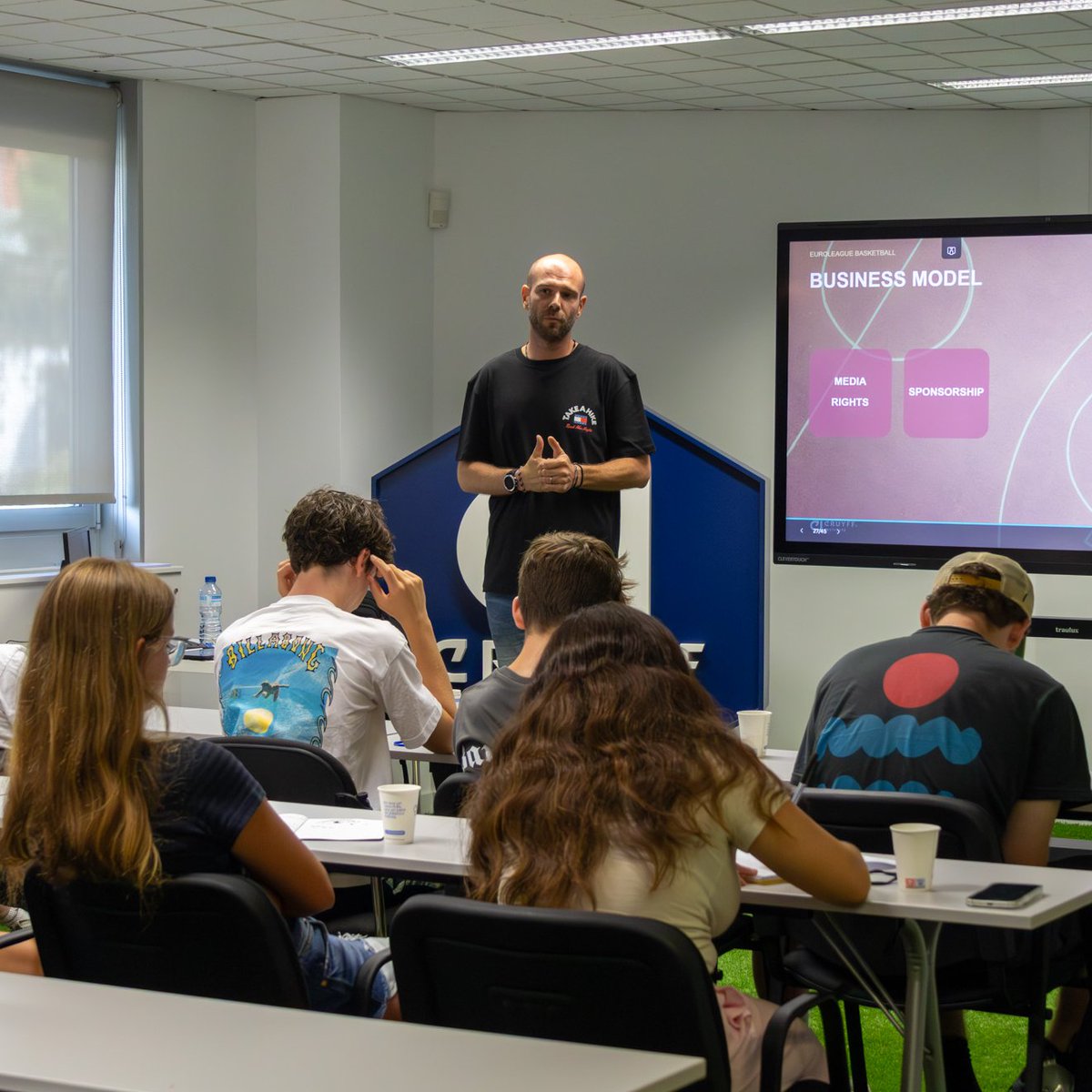 CruyffInstitute's tweet image. We wrapped up the academic part of our #SportStudyTrip in #Barcelona with the @PutneyST group with talks by #CruyffAlumni Dan París (@EuroLeague) and Felicitas Roldán (@DinghyCoach) about the business model of their companies and sport management insights!
#EducatingLeaders