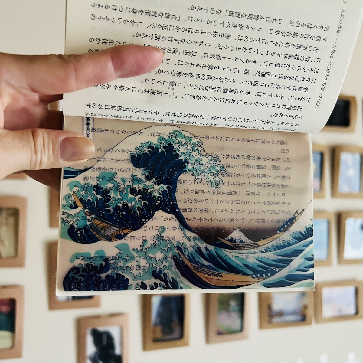 toumeizerobase's tweet image. 連休最終日は海の日。という事で、
〜今日の名画〜
葛飾北斎【神奈川沖浪裏】

海が好き。
でも濡れたくないなら
この夏は
#角川ミュージアム  #浮世絵リボーン  へ
お出掛けくださいね。

※透明栞はミュージアムショップにはございません。　#埼玉観光　#角川文庫  #夏休み
