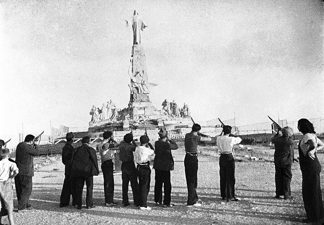 KaiserBenKaiser's tweet image. Woher kommt die Kompromisslosigkeit der Kulturrevolutionäre bis heute?
Bild: Spanische Revolutionäre schießen während des Bürgerkriegs auf das heiligste Herz Jesu. Es wurden durch die Revolutionäre circa 12 Bischöfe, 4184 Priester und Priesterseminaristen, 2365 Mönche und 283…