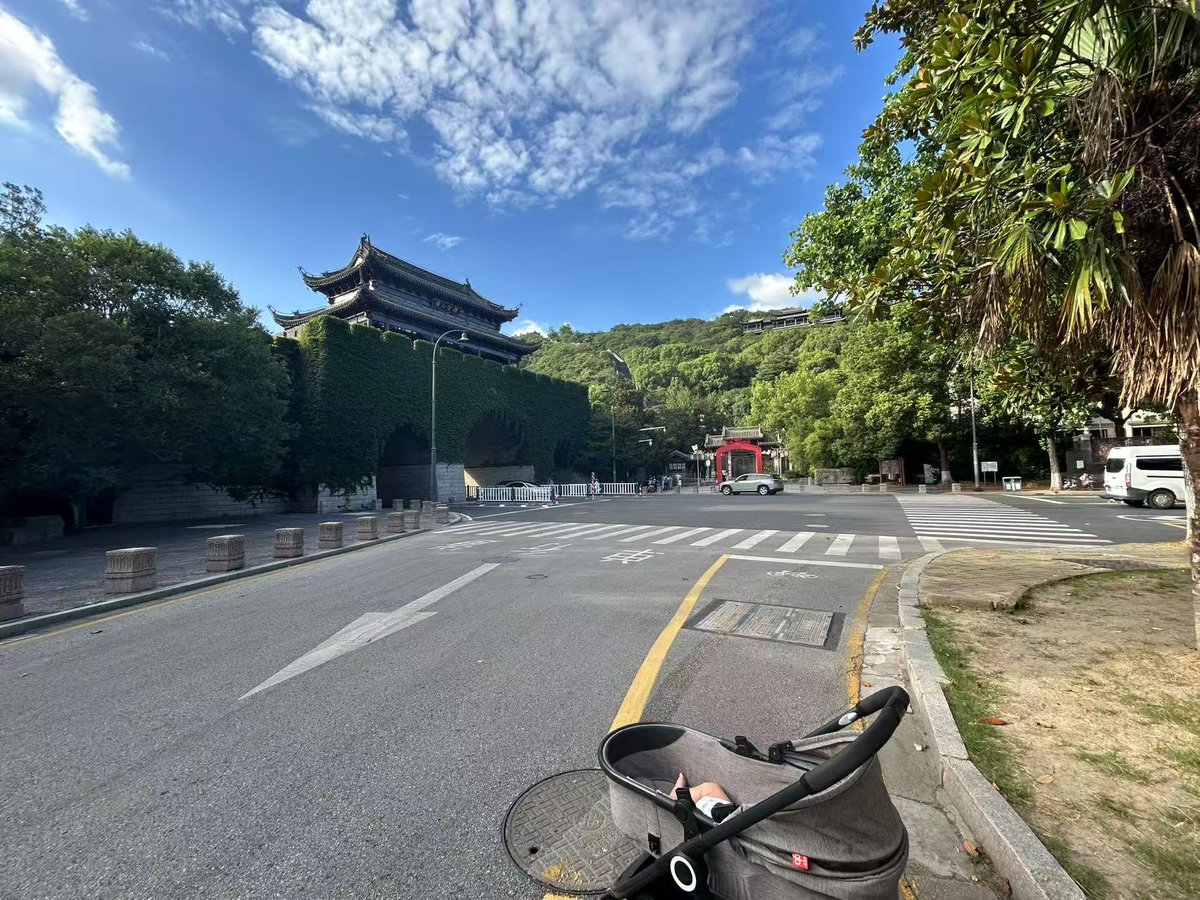 继续触摸草地，天气不是很热