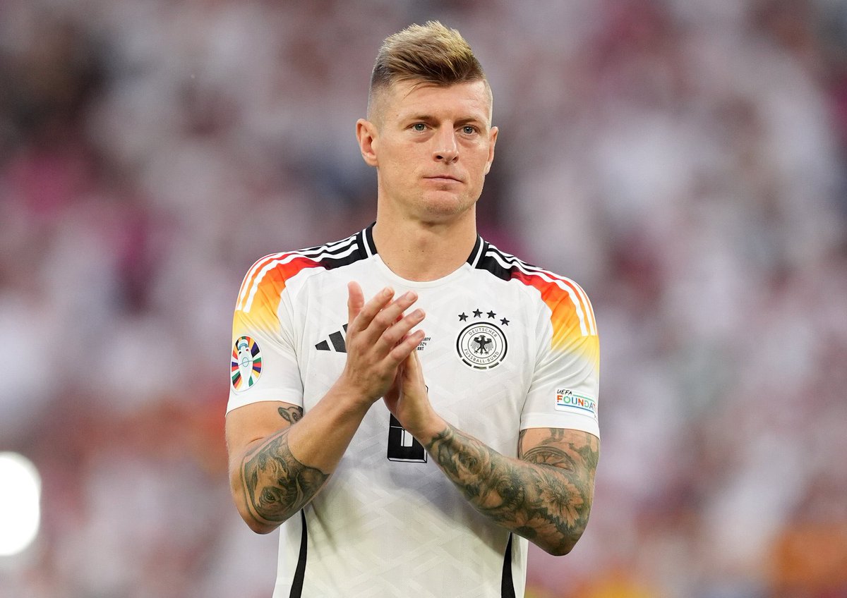 « 𝗟𝗔 𝗠𝗘𝗜𝗟𝗟𝗘𝗨𝗥𝗘 𝗖𝗛𝗢𝗦𝗘 𝗔̀ 𝗙𝗔𝗜𝗥𝗘 𝗘𝗦𝗧 𝗗𝗘 𝗣𝗔𝗥𝗧𝗜𝗥 𝗘𝗡 𝗕𝗘𝗔𝗨𝗧𝗘́. » 👋✨🥲

Toni Kroos 🇩🇪 sur sa retraite.

« Je pense qu'il est difficile de faire mieux que ce que j'ai fait lors de ma dernière saison : 𝗷𝗲 𝘀𝘂𝗶𝘀 𝗽𝗮𝗿𝘁𝗶 𝗮𝗽𝗿𝗲̀𝘀