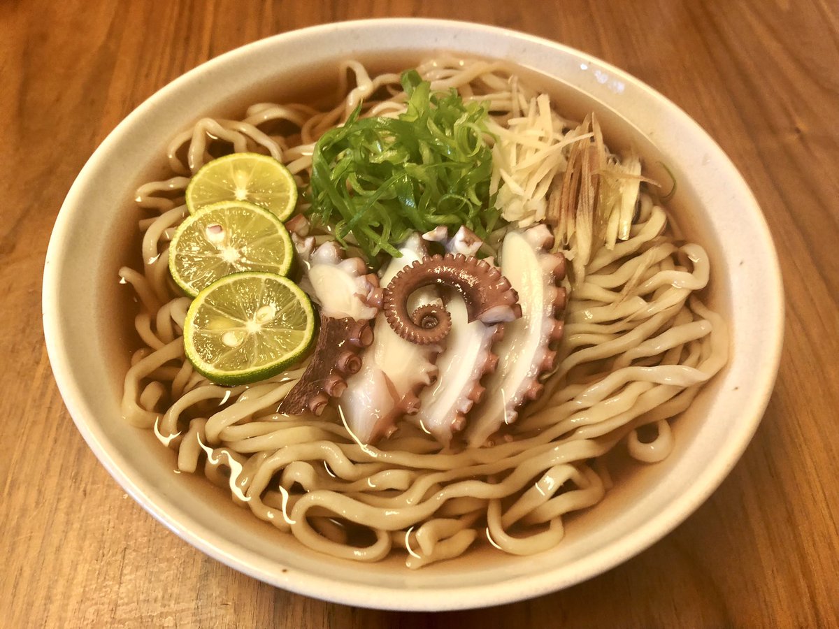 江戸前真蛸の冷やし蛸そば
釣ってきた蛸を下処理して七杯茹でた汁を三分の一まで煮詰めて冷やす。
茹で汁に鰹節昆布出汁を加えて、白醤油で味を整える。
見た目は醤油色ですが実は蛸色です(^-^)
浅草開化楼の太麺をしっかり茹で〆て、夏らしいトッピングを盛り付けてみました。
#自作ラーメン研究会