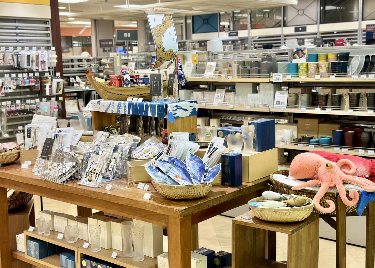 LOFT_YOKOHAMA's tweet image. \夏のおさかな市場🐟/
多種多様な海産加工品を
とりそろえました🐟!
たくさんの種類から選ぶ楽しさや、
家では作れないメニューを味わえるなど、
海の幸を気軽に楽しめます✨
暑い夜のビール一杯の
お供としてもおすすめです🍺🌃
#旬商品
