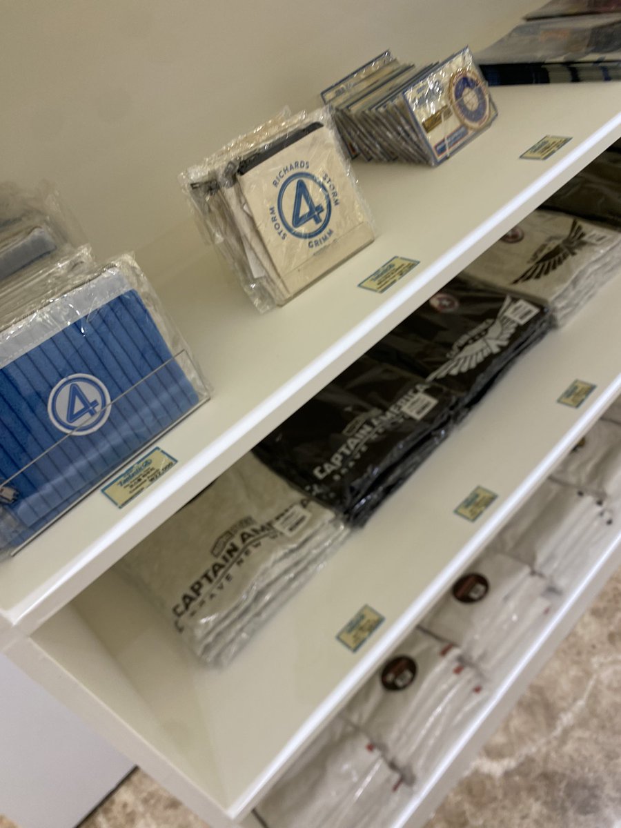 티근길에 판포 팝업 있어서 갔다왓는데요 저같은사람 잇을까봐 공익을위해 작성함 
공지엔 5층씨지븨앞에 잇다구 써잇엇는데 구라고요 4층 매트블랙컾휘앞 마블팝업에 잇슴...재고개많구 풀버린재고장사도같이함
5층에서 목욕탕망신살아가씨마냥헤메지마세요 ㅠㅠ... 판타스틱4 판교 현백