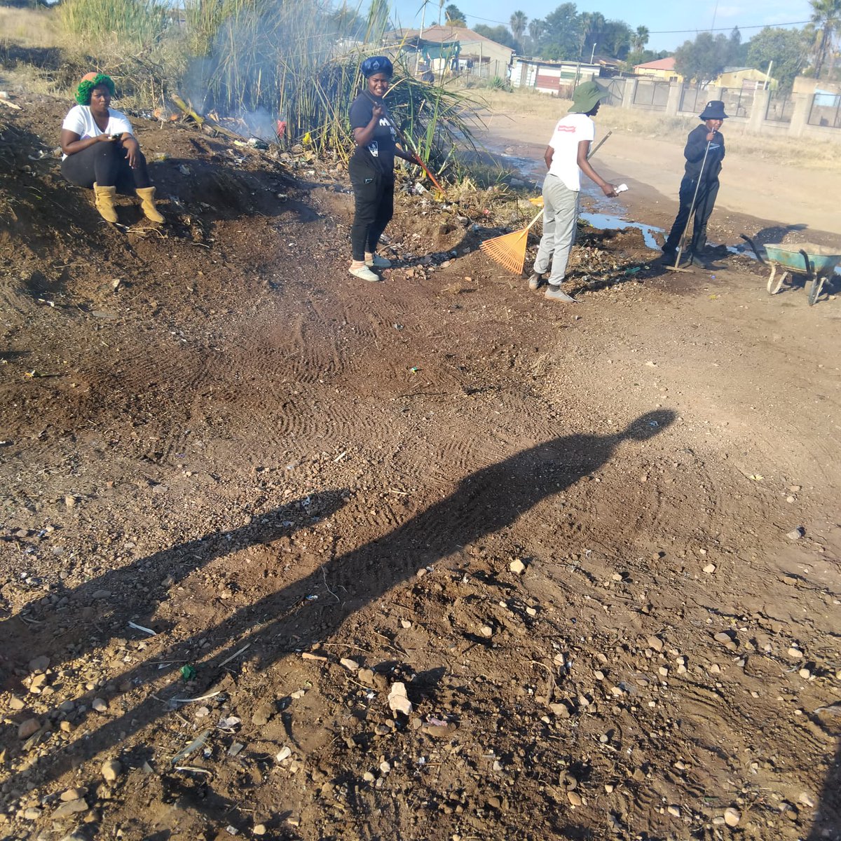 macua_sa's tweet image. To honour Mandela Day, the MACUA Lethabong Branch rolled up their sleeves and cleaned up our local dumping site for their 67 minutes campaign, turning action into impact.