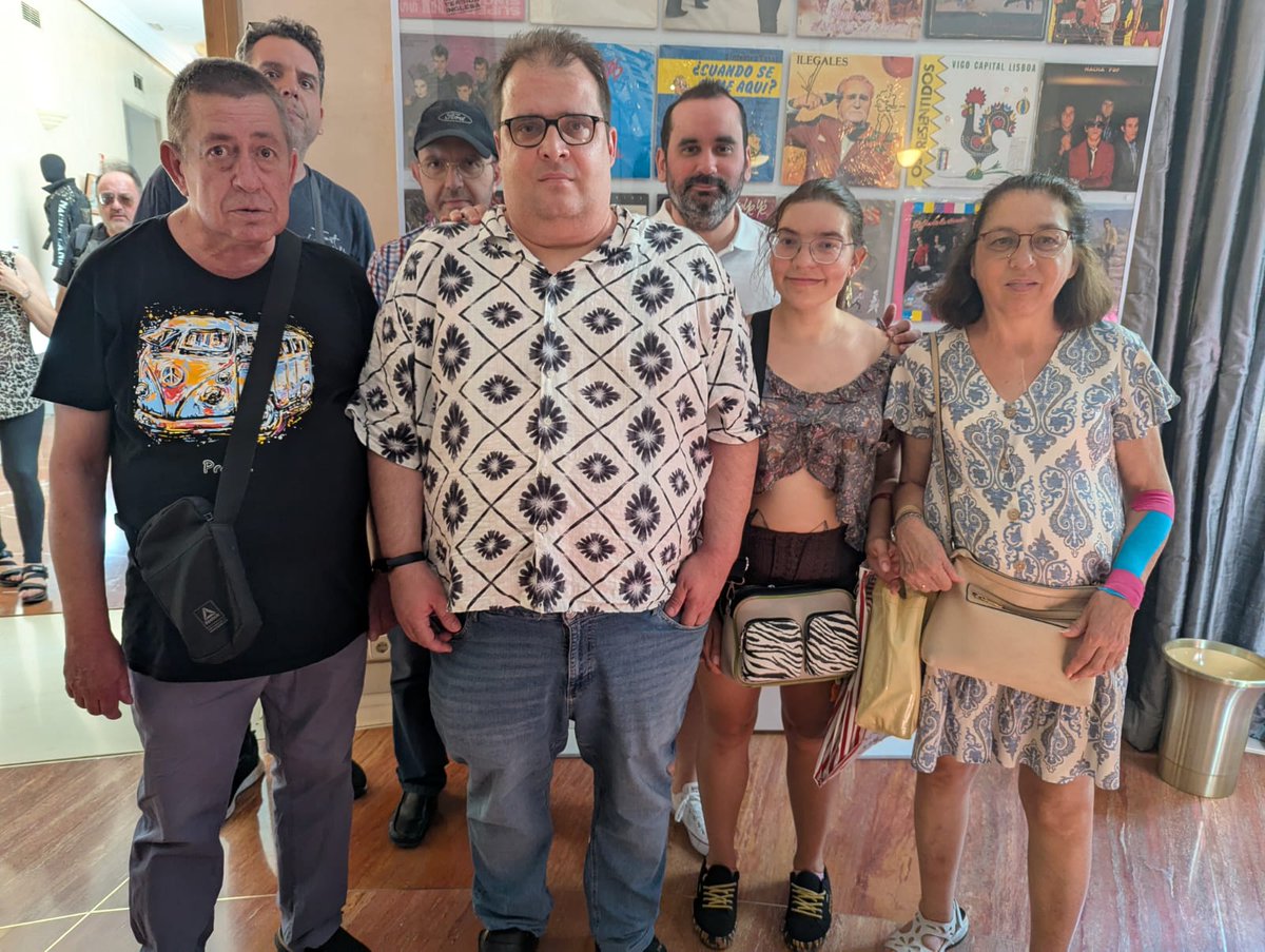 Solidarios_es's tweet photo. ¡El verano no nos ha parado! 😉
El #grupodeocio del programa de #SaludMental en #Madrid este sábado visitando la expo ‘La Movida, juventud y libertad. 1977-1986’ en el Palacio Longoria @sgaeactualidad
#voluntariado https://t.co/73pL1n3SHo