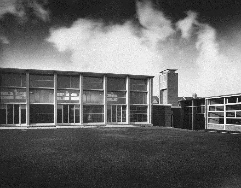 C20Society's tweet image. Parents and teachers at the Grade II listed Brandlehow Primary (1950-51) in Putney, Wandsworth, have launched an urgent appeal to repair the ageing roof of the school.
One of only three schools in the UK by Erno Goldfinger, he designed a complete building system of pre-stressed…